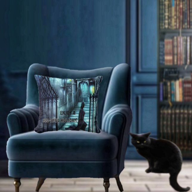 Spectre Sur Les Marches Jeter Oreiller (Add the spooky props, for a fabulously, Gothic home decor!)