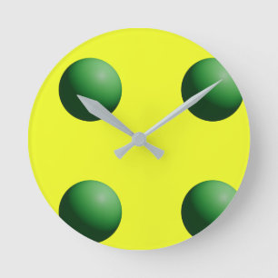 Sphères vertes sur horloge murale jaune