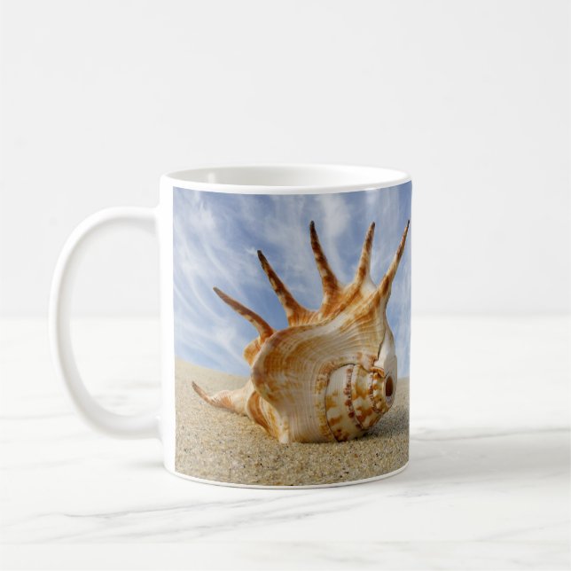 Spider Conch Shell sur Sandy Beach Mug (Gauche)