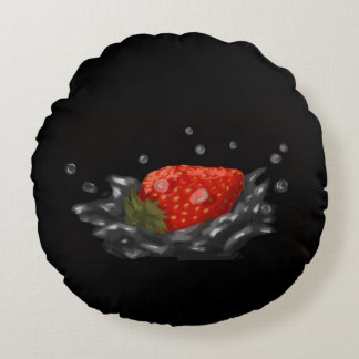 Splashing strawberry round pillow
