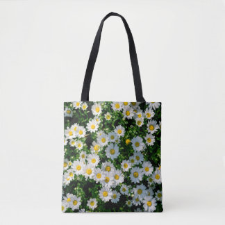 Spring field of daisies background tote bag