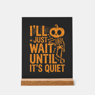 Squelette drôle d'Halloween en attente de concepti