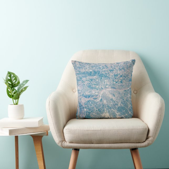 St. Louis, Missouri Along The Mississippi River. Throw Pillow (Chair)
