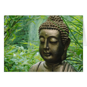 Statue de Bouddha paisible dans une forêt verte ve
