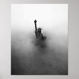 Statue de la liberté en affiche de brouillard
