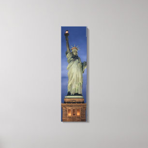 Statue De La Liberté Sur Une Toile Verticale De Nu