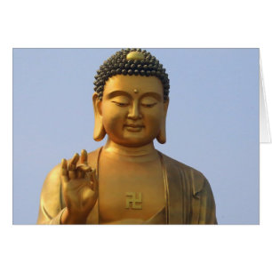 Statue du Bouddha dans le ciel bleu, levée à la ma