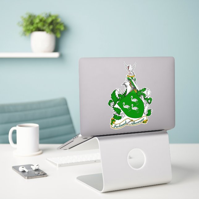 Sticker Armoiries irlandaises d'Ahearne personnalisées (Ordinateur portable sur le bureau)