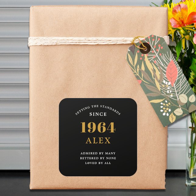 Sticker Carré 60e anniversaire Nom 1964 Black Gold Elegant Chic (60th Birthday 1964 Elegance: Exceptionally Chic Black and Gold Square Sticker.)