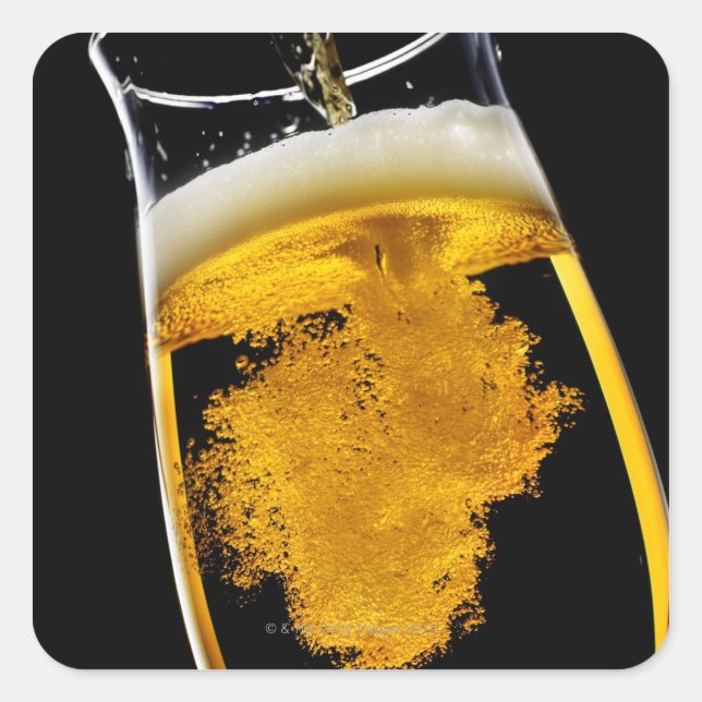 Sticker Carré Bière coulée dans le verre, studio tourné (Devant)