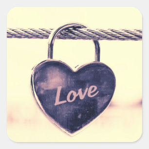 Sticker Carré Cadenas d'amour en forme de coeur attaché à une co