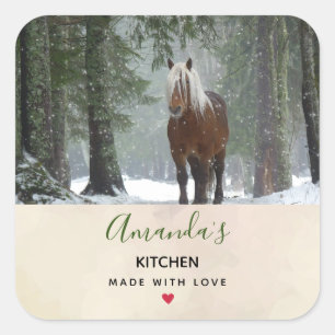 Sticker Carré Cheval Brown dans une cuisine de forêt d'hiver