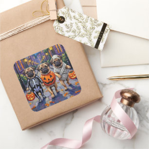 Sticker Carré Chiens Carlin faisant Trick-or-Treating dans des c