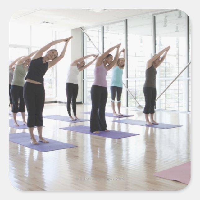 Sticker Carré cours de yoga avec instructeur dans un 2 (Devant)