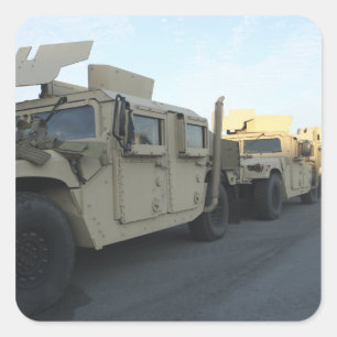 Sticker Carré Des Humvees s'assoient sur la jetée de Morehead Ci
