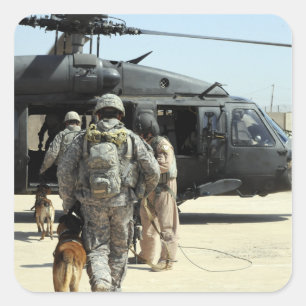 Sticker Carré Des maîtres-chiens militaires embarquent un hélico