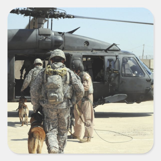 Sticker Carré Des maîtres-chiens militaires embarquent un hélico (Devant)