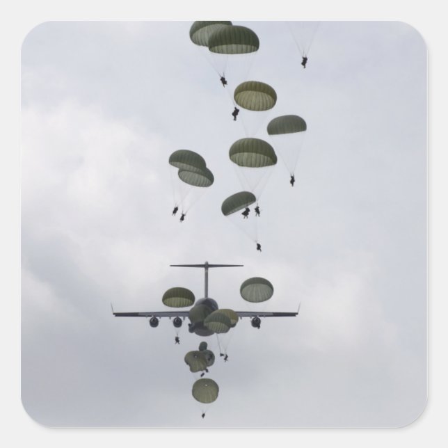 Sticker Carré Des soldats de l'armée sautent d'un C-17 Globemast (Devant)