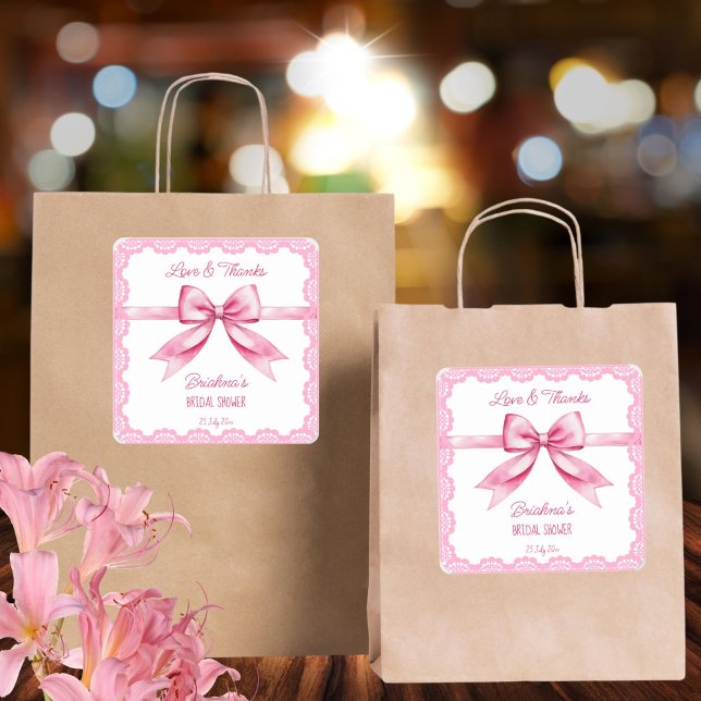 Sticker Carré Elle attache la faveur de la douche nuptiale avant (She's tying the knot bow coquette bridal shower thank you favor stickers vintage lace elegant)