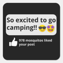 Excité à aller camper, drôle de moustique heureux
