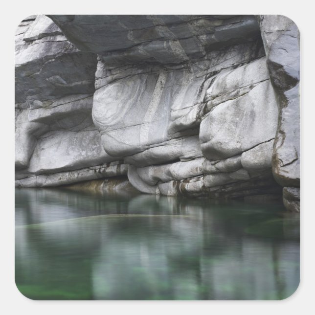 Sticker Carré Falaise rocheuse arrondie par la rivière Verzasca (Devant)