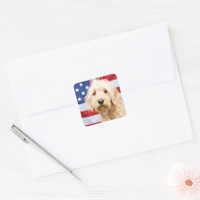 Sticker Carré Goldendoodle avec drapeau américain (Enveloppe)