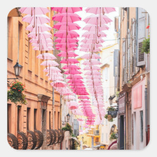 Sticker Carré Grasse rues en Provence avec parapluies roses Pla