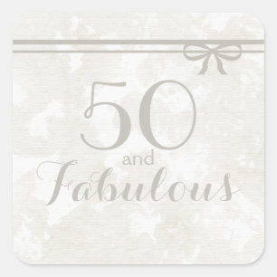 Sticker Carré Gris simple et élégant "50 et fabuleux"