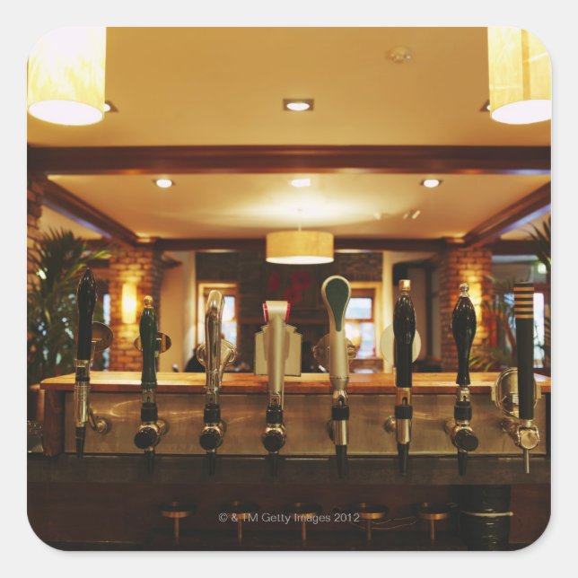 Sticker Carré Gros plan des robinets à bière dans le bar (Devant)