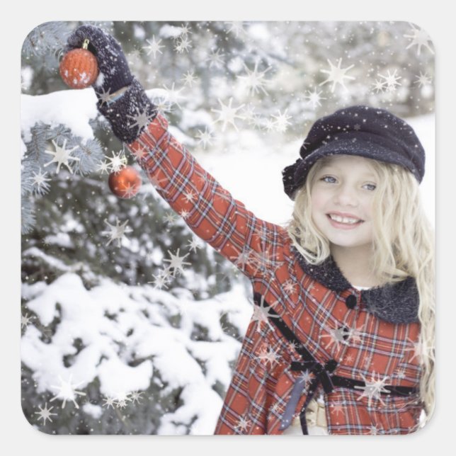 Sticker Carré Happy girl decorating Christmas tree (Devant)