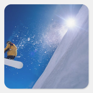 Sticker Carré Homme volant dans les airs sur un snowboard avec