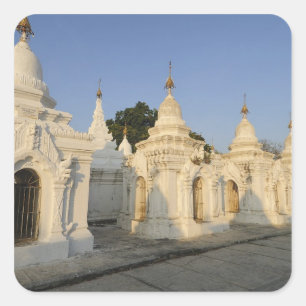 Sticker Carré Kuthodaw Pagoda à Mandalay, connu sous le nom de