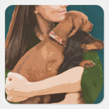 La fille embrasse deux dachshunds Accrochez votre