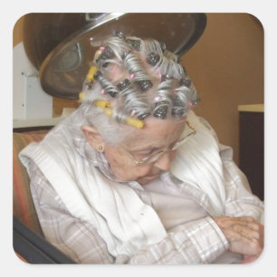 Sticker Carré La Vieille Dame Dort Sous Le Sèche-Cheveux