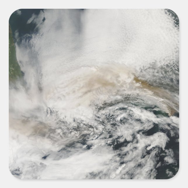 Sticker Carré Le pic de Sarychev traversant la mer d'Okhotsk (Devant)