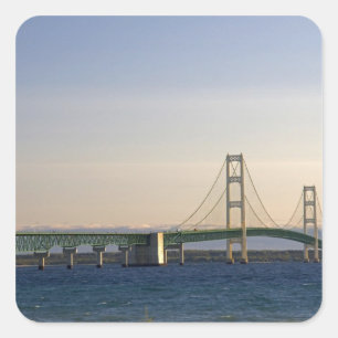 Sticker Carré Le pont Mackinac enjambant les Détroits de 3