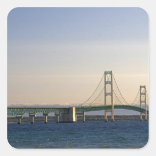 Sticker Carré Le pont Mackinac qui enjambe le détroit de 3