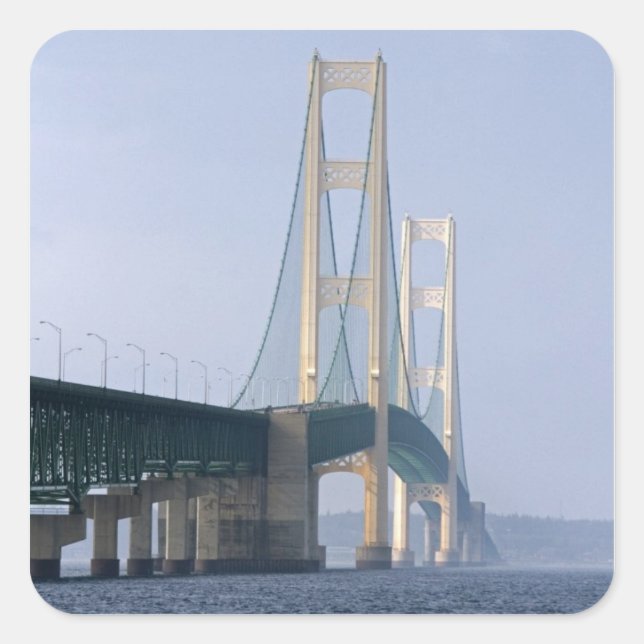 Sticker Carré Le pont Mackinac qui s'étend le long du détroit (Devant)