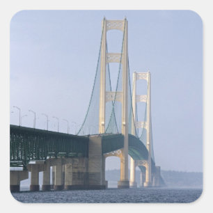 Sticker Carré Le pont Mackinac qui s'étend sur le détroit de