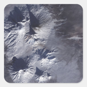 Sticker Carré Le volcan Bezymianny expose un modeste panache