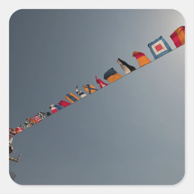 Sticker Carré Les drapeaux survolent le pont de l'USS Iwo Jima (Devant)