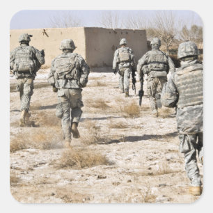 Sticker Carré les soldats répondent à une attaque d'armes de