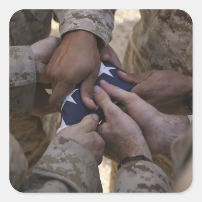 Sticker Carré Marines plient un drapeau américain (Devant)