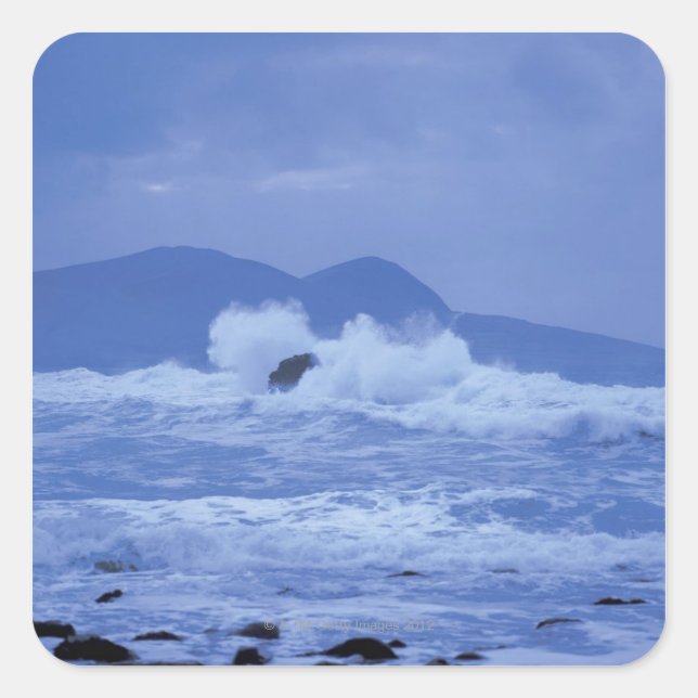Sticker Carré mer agitée s'écrasant contre un rivage rocheux (Devant)