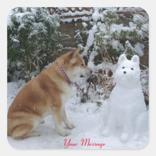 Sticker Carré mignon akita assis avec un bonhomme de neige dans 