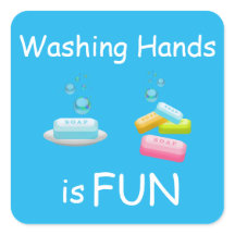 Mignonnes mains de lavage est amusant