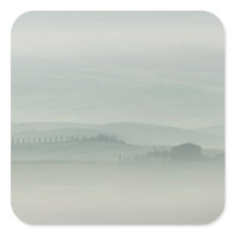 Pastel matin dans la brouillard toscane