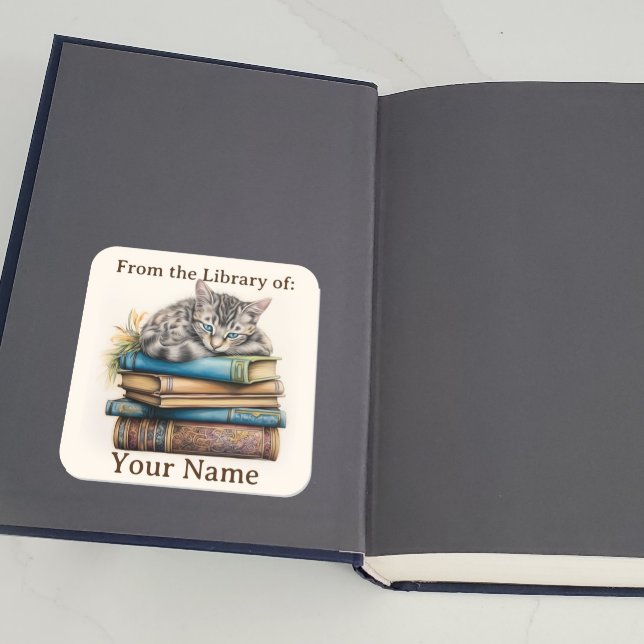 Sticker Carré Plaque avec chat posée sur les livres (A cat lying on some books is shown on a bookplate inside book)