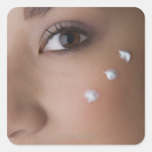 Sticker Carré Portrait d'une jeune femme avec de la crème sur