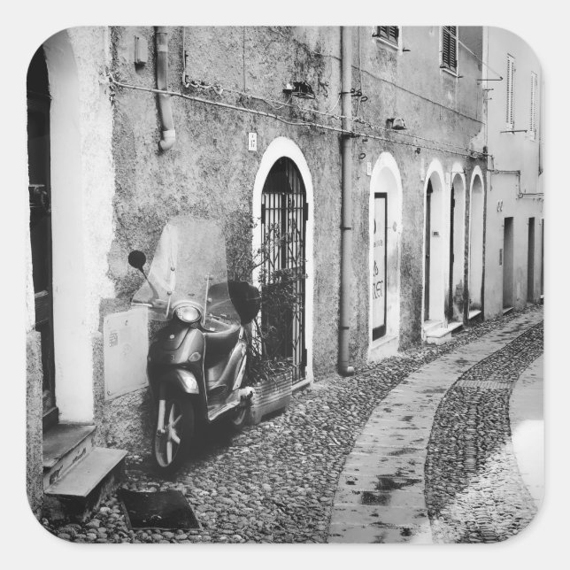 Sticker Carré Scooter dans une rue en Italie en noir et blanc (Devant)